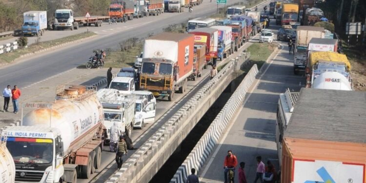 दिल्ली में कमर्शियल वाहनों की एंट्री होगी महंगी, प्रदूषण पर सख्ती, ECC में बड़ा इजाफा