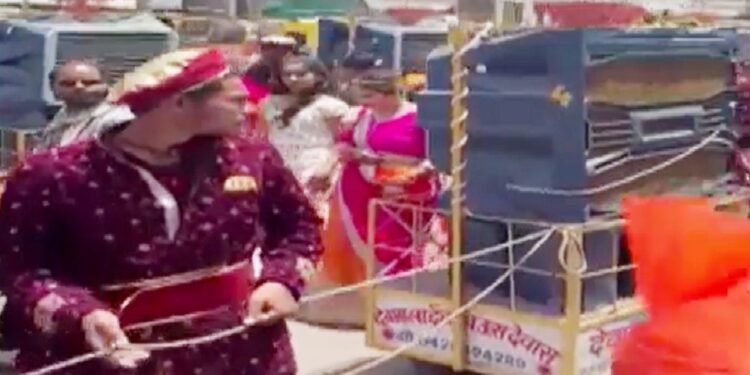 गर्मी का ‘कूल’ इलाज… बारात में बैंड के साथ चला ‘चलता-फिरता कूलर’, वीडियो देख लोग बोले- गजब जुगाड़!