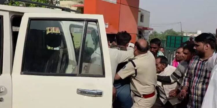 भितरवार मंडी में बवाल: तुलाई से नाराज किसानों ने नायब तहसीलदार को पीटा, 4 आरोपियों को पकड़ा
