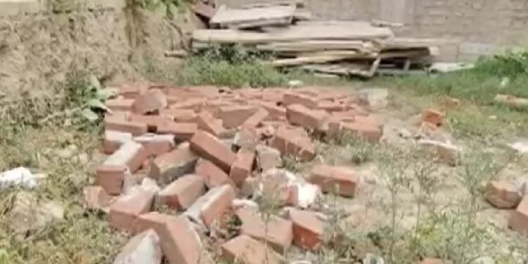 आंधी-तूफान से बचने के लिए जहां रुका युवक, सिर पर ढह गया वही मकान