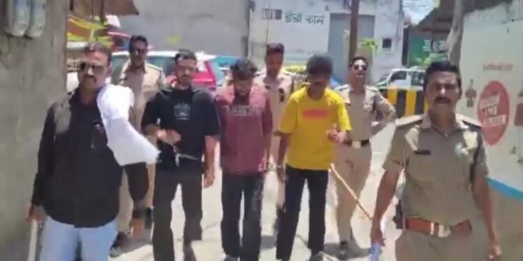 बुंदेला गैंग के तीन बदमाशों की सरेआम परेड, ‘पुलिस हमें पेले है’ बोलते दिखे, वीडियो वायरल