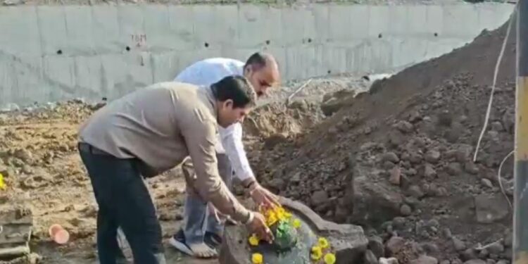 महाकाल मंदिर की खुदाई में मिला 11वीं शताब्दी का शिवलिंग, पूजा-अर्चना करने पहुंचे श्रद्धालु