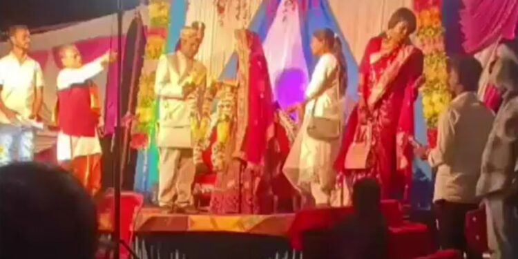 दूल्हे के सामने स्टेज से कूदी दुल्हन, बॉयफ्रेंड को पहनाई वरमाला, फिर गले लग गई… सन्न रह गए बाराती