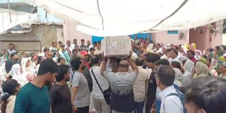 क्रूज हादसे में मारे गए एक ही परिवार के तीन सदस्यों के शव पहुंचे दिल्ली, बिलख पड़े परिजन