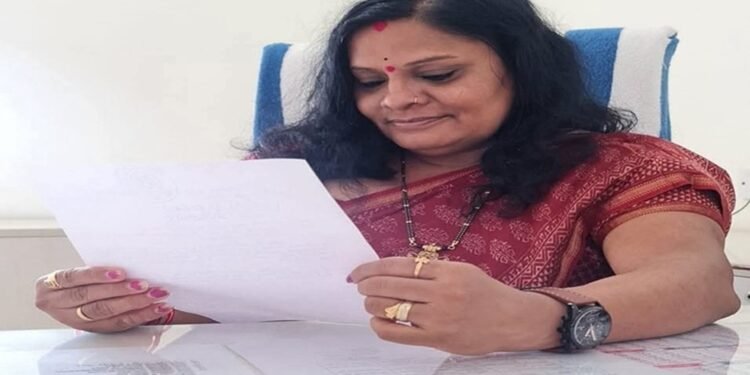 ‘ मैडम को चाहिए सामने वाले को थप्पड़ मारने वाला असिस्टेंट’, MP की लेडी अफसर की पोस्ट पर हंगामा