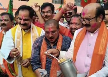 ढोल, गुलाल और पटाखों की गूंज… बंगाल में BJP की जीत पर दरभंगा की सड़कों पर उमड़ा जनसैलाब