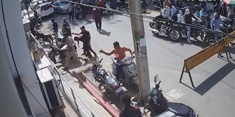 ग्वालियर: CM के काफिले के लिए रोका गया था ट्रैफिक, स्कूटी मोड़ते वक्त युवती लिफ्ट में गिरी