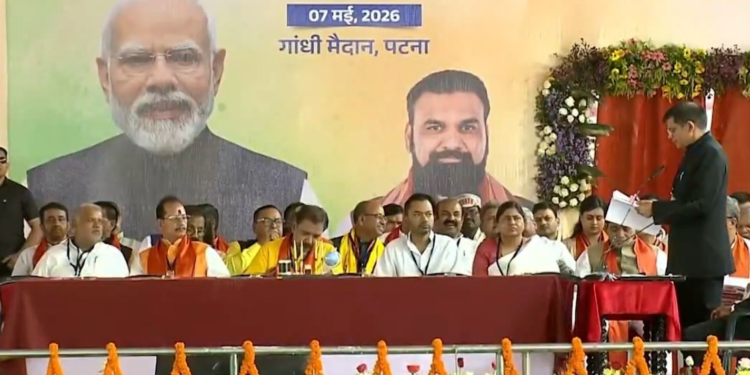 निशांत समेत 32 मंत्रियों ने ली शपथ, PM मोदी-नीतीश भी रहे मौजूद