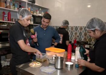 दुनिया नहीं देख सकतीं, हौसलों से चला रहीं कैफे… दिल्ली की दृष्टिबाधित बेटियों की कहानी