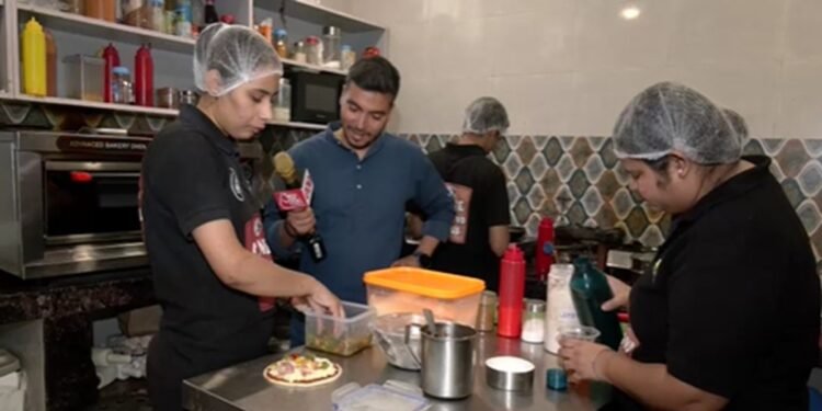 दुनिया नहीं देख सकतीं, हौसलों से चला रहीं कैफे… दिल्ली की दृष्टिबाधित बेटियों की कहानी