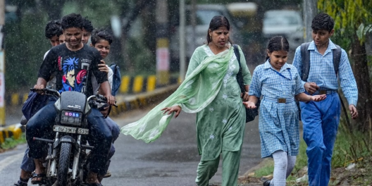 Delhi Weather: दिल्ली में आज भी आंधी-बिजली और बारिश का अलर्ट, वीकेंड पर सताएगी गर्मी!