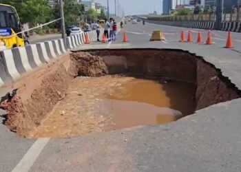 गुरुग्राम की सड़क बनी ‘पाताल लोक’, एक्सप्रेस-वे पर 15 फीट गहरा गड्ढा, 3 साल में छठी बार सामने आई बड़ी लापरवाही