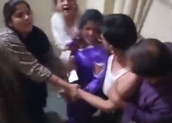 Video: होटल में रंगे हाथ पकड़ा गया पति, गुस्साई पत्नी ने प्रेमिका संग की जमकर धुनाई