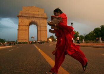 Delhi: कुछ दिन की ठंडक के बाद फिर बढ़ी राजधानी की गर्मी, IMD ने जारी किया बारिश का अलर्ट