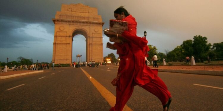 Delhi: कुछ दिन की ठंडक के बाद फिर बढ़ी राजधानी की गर्मी, IMD ने जारी किया बारिश का अलर्ट