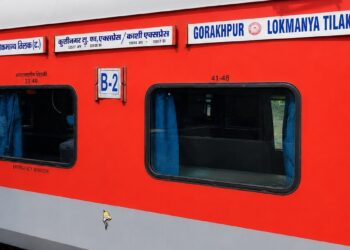 कुशीनगर एक्सप्रेस में शर्मनाक वारदात… ट्रेन छूटने के डर से AC कोच में चढ़ी थी बुजुर्ग महिला, टीटीई ने घूंसा मारकर तोड़े दांत