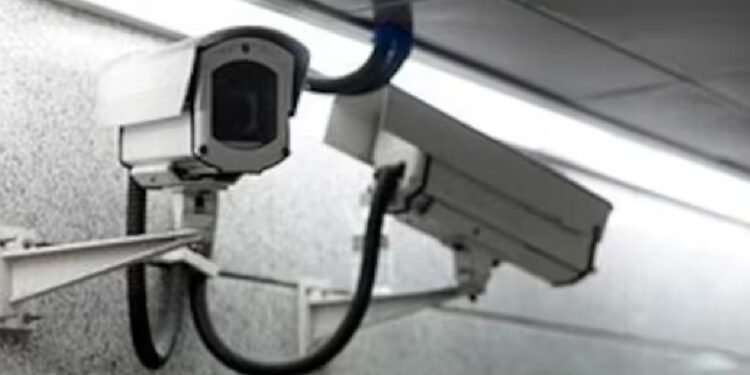 रेड से पहले ही खबर लीक कर देते थे कर्मचारी… कलेक्टर ने रंगे हाथों जासूसी करते पकड़ा