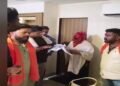 भोपाल: हिंदू युवती के साथ होटल में पकड़ाया मुस्लिम युवक,  बजरंग दल ने पोता गोबर…लगाई स्याही