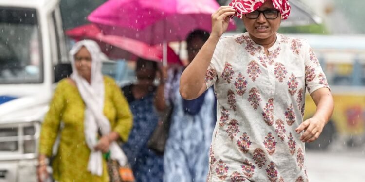 Delhi Weather: दिल्ली में उमस के बीच फिर बदलेगा मौसम, तेज हवाओं के साथ बारिश की संभावना, IMD का येलो अलर्ट!