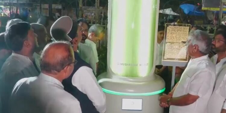 भोपाल में लगी ‘एल्गी ट्री’ मशीन, 25 पेड़ों के बराबर अवशोषित करेगी कार्बन डाइऑक्साइड… जानिए खासियत