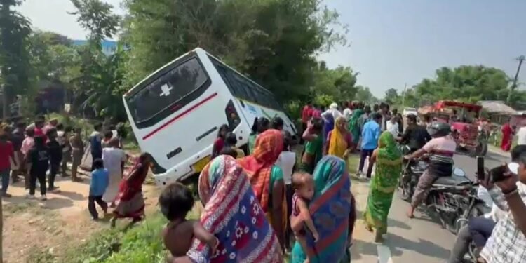 बिहार: सुपौल में तेज रफ्तार बस का खौफनाक हादसा, तेज रफ्तार बस खाई में गिरी, बाल-बाल बची 30 यात्रियों की जान