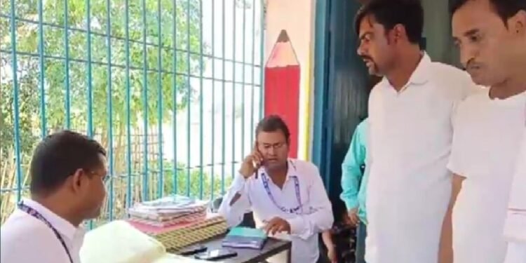 बेतिया के स्कूल में ‘अटेंडेंस गेम’!, रजिस्टर में प्रिजेंट दिखीं मैडम, असल में गायब