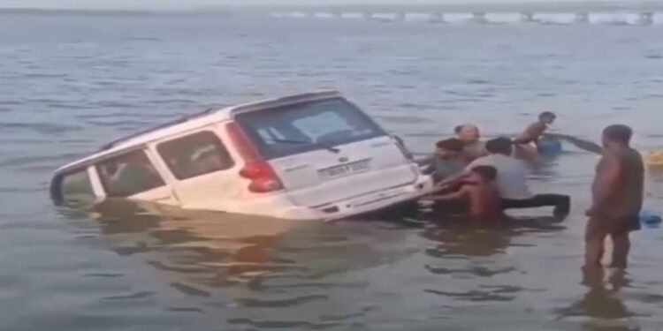Bihar: गंगा किनारे खड़ी स्कॉर्पियो नदी में डूबी, हैंड ब्रेक लगाना भूले मालिक, देखते रह गए लोग, वीडियो वायरल