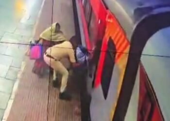 जाको राखे साइयां मार सके न कोई… चलती ट्रेन से गिरी महिला, RPF जवान की बहादुरी से बची जान- VIDEO