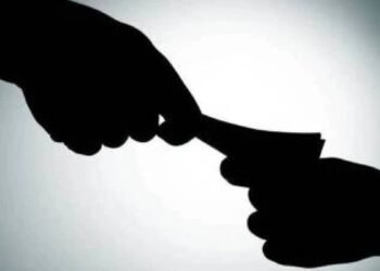 मध्य प्रदेश में ‘पुलिस’ ने ‘पुलिस’ को रिश्वत लेते पकड़ा! रिश्वतखोर कांस्टेबल और ड्राइवर सलाखों के पीछे