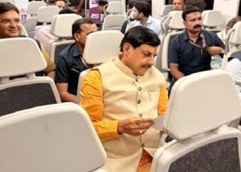 दिल्ली मेट्रो में यात्रा करते दिखे मध्य प्रदेश के CM मोहन यादव, शिवाजी स्टेडियम से एरोसिटी तक किया सफर, देखिए वीडियो