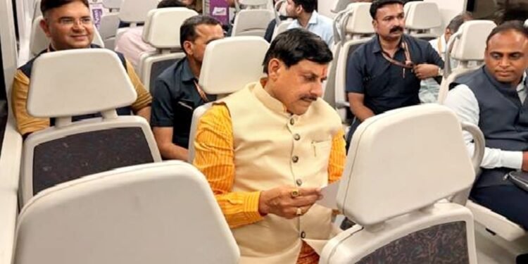 दिल्ली मेट्रो में यात्रा करते दिखे मध्य प्रदेश के CM मोहन यादव, शिवाजी स्टेडियम से एरोसिटी तक किया सफर, देखिए वीडियो