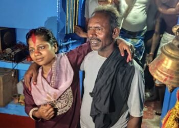 60 साल के बुजुर्ग पर आया 22 की लड़की का दिल, ग्रामीणों ने मंदिर में करवा दी शादी, Video वायरल