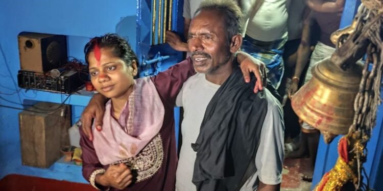 60 साल के बुजुर्ग पर आया 22 की लड़की का दिल, ग्रामीणों ने मंदिर में करवा दी शादी, Video वायरल