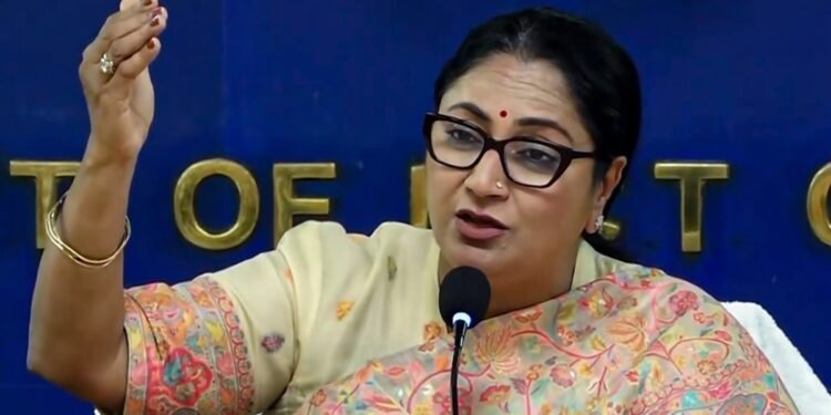 PM मोदी की अपील के बाद दिल्ली सरकार की ‘मेट्रो डे’ पहल, कार से दफ्तर नहीं आएंगे सरकारी कर्मचारी