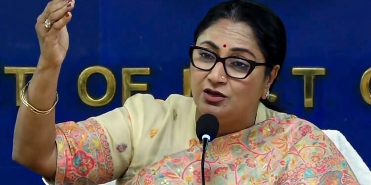 ‘विदेशी यात्राओं से बचें’, दिल्ली CM रेखा गुप्ता की सरकारी अधिकारियों और जनता से अपील