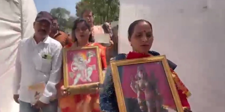हाई कोर्ट के फैसले के बाद मां वाग्देवी की तस्वीर लेकर भोजशाला पहुंचे लोग, पुलिस ने रोका