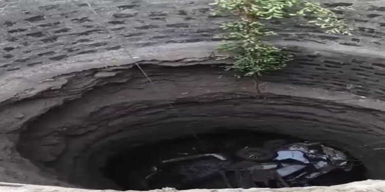 MP: 35 फीट गहरे कुएं में समाई कार, ग्रामीणों की तत्परता से बची 3 युवकों की जिंदगी