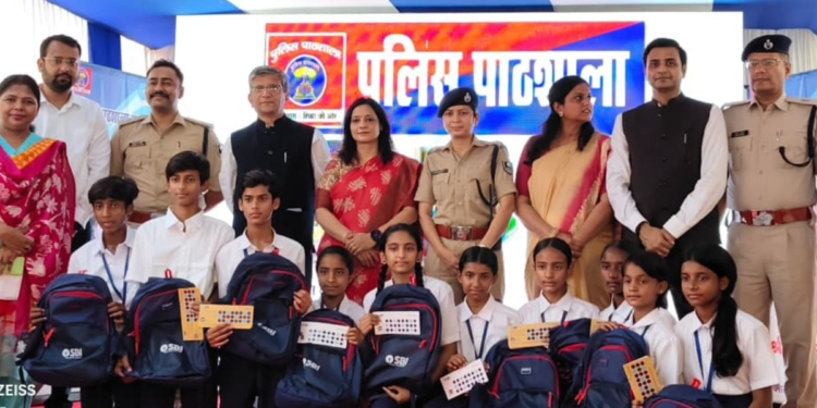 पुलिस पाठशाला के बच्चों को मिला आर्थिक सुरक्षा, रेड लाइट इलाके के छात्रों को मिला बैंक FD का तोहफा