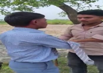 बिहार: छात्र के कपड़े उतारे, पेड़ से बांधा, फिर जूतों की माला पहनाकर बेरहमी से पीटा, Video वायरल