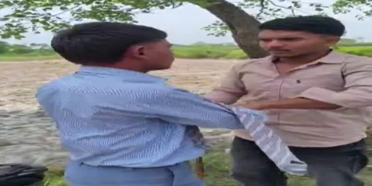 बिहार: छात्र के कपड़े उतारे, पेड़ से बांधा, फिर जूतों की माला पहनाकर बेरहमी से पीटा, Video वायरल