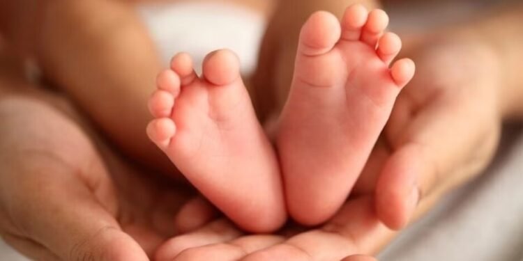 हरियाणा: स्वास्थ्य केंद्र के बाहर महिला ने दिया बच्चे को जन्म, अस्पतालों को सख्त निर्देश जारी