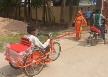 VIDEO: दिव्यांग को थमा दी पंचर ट्राईसाइकिल, युवक ने बाइक से खींचकर पहुंचाया घर