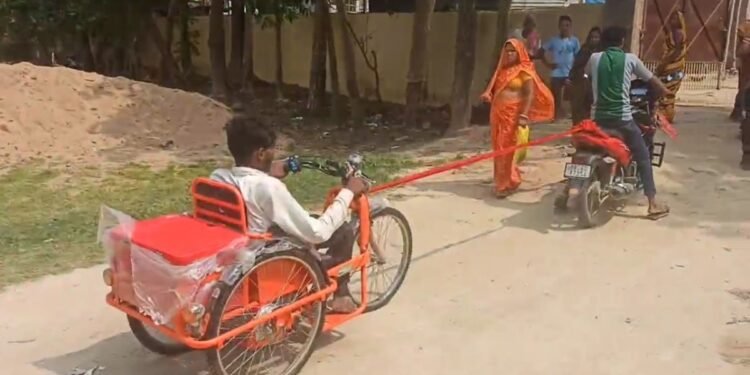 VIDEO: दिव्यांग को थमा दी पंचर ट्राईसाइकिल, युवक ने बाइक से खींचकर पहुंचाया घर