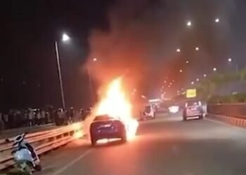 पटना मरीन ड्राइव पर चलती BMW में लगी भीषण आग, कुछ ही देर में खाक हो गई लग्जरी कार, Video