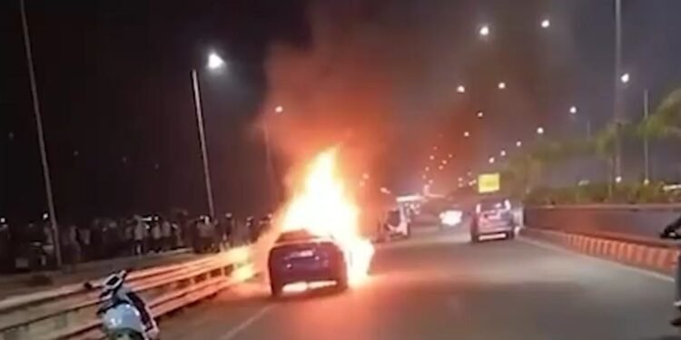 पटना मरीन ड्राइव पर चलती BMW में लगी भीषण आग, कुछ ही देर में खाक हो गई लग्जरी कार, Video
