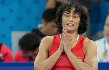 Delhi HC का बड़ा फैसला: Vinesh Phogat को अयोग्य घोषित करने पर कुश्ती महासंघ को लगाई फटकार