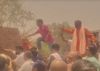 दिल्ली में BJP MLA ने समर्थकों संग गिराया निर्माणाधीन मदरसा, कहा- अवैध निर्माण नहीं होने देंगे
