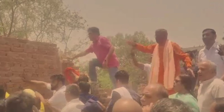 दिल्ली में BJP MLA ने समर्थकों संग गिराया निर्माणाधीन मदरसा, कहा- अवैध निर्माण नहीं होने देंगे
