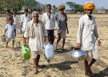 राजस्थान का कुआं बुझा रहा MP के गांव की प्यास; परेशानी बताने पर सरपंच बोला- तुम्हारे लिए जमीन बेच दूं क्या?