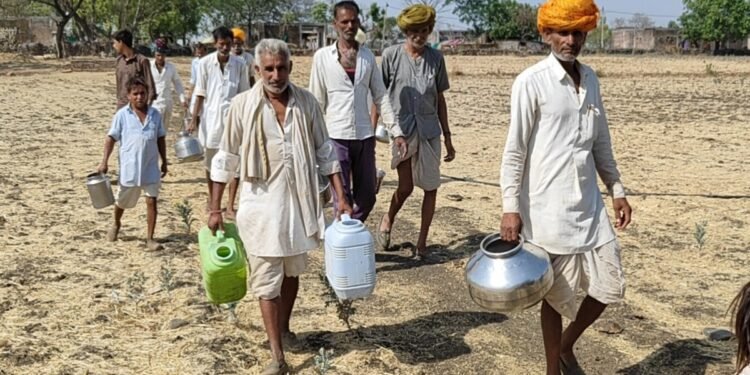 राजस्थान का कुआं बुझा रहा MP के गांव की प्यास; परेशानी बताने पर सरपंच बोला- तुम्हारे लिए जमीन बेच दूं क्या?